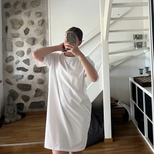 Vit t-shirt klänning - Endast använd 1 gång i nyskick 🥰