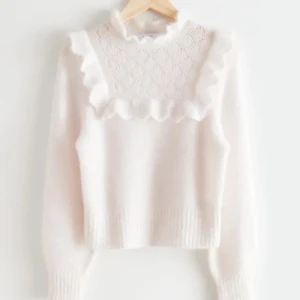 NY stickad tröja från & other stories - En helt ny oanvänd stickad tröja från & other stories i strl xs. Säljer då den var för liten! Nypris 790!! 