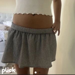 Kjol Zara - Säljer nu min älskade snygga rutiga kjol från zara i toppen skick! Frakt 54 kr spårbar ❤️