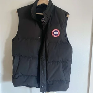 Canada Goose Väst - Säljer pga att jag ej har den stilen mer. Bra skick