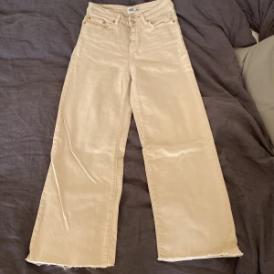 Jeans från Lager157 - Beigea jeans från Lager157 i modellen Lane. Jeansen hade rå kant på benen, men jag har sytt en sömn så de ej ska fransa upp sig. Är använda och har två små fläckar på höger ben, se bild 3. Färgen på jeansen är som bild 2 o 3. Köparen står för frakten!🌷