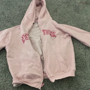 Hodie  - En rosa tröja fårn new york som jag köpte där 2019 den håller mycke bra minnen menar för liten för mig 