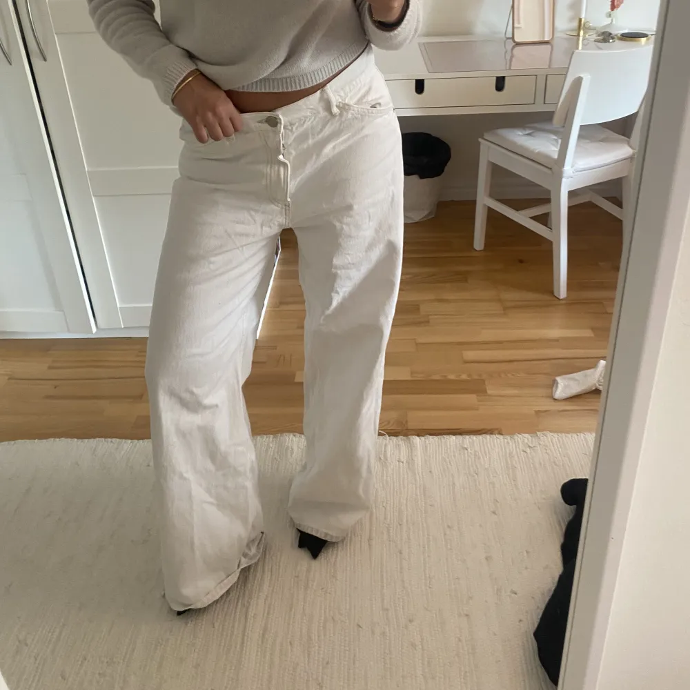 Jeans från Zara i en vid modell. Storlek 40 så sitter snygggt oversized på mig med 38. . Jeans & Byxor.