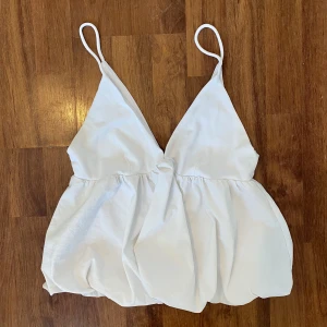 Topp  - Säljer en Zara topp. Sitter som en S. Köpare står för frakt💗
