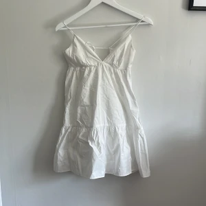 Trendig Zara klänning  - Säljer denna trendiga klänningen från Zara, storlek S. Finns i svart också vid intresse. Perfekt till student, konfirmation eller bara som sommarklänning. Klänningen har öppen rygg. Slutsåld på hemsidan.