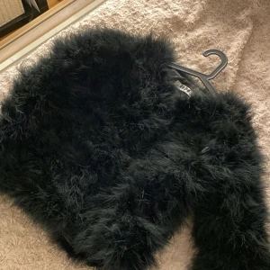 Päls jacka - En svart pälsjacka med äkta päls från dennismaglic.