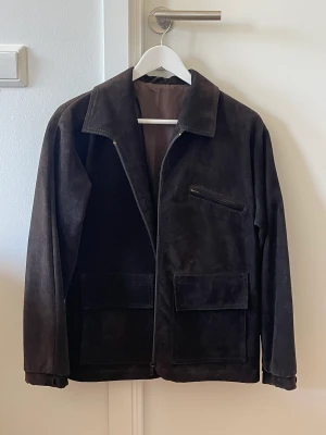 Jacka i mocka  - En sjukt snygg jacka i mocka. Passar perfekt till både vardags och fest!   Säljes pga: använder inte så mycket som jag hade velat.   Sista bilden visar färgen bättre! ❣️