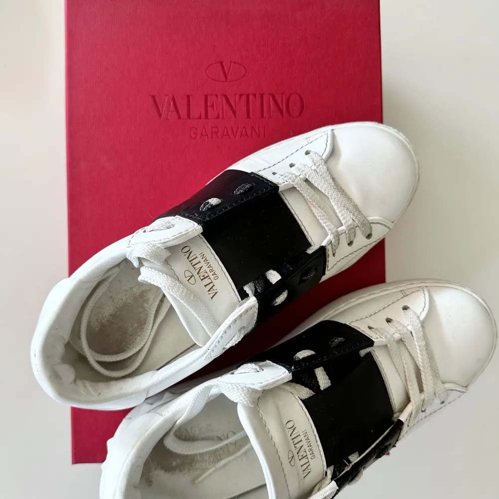 Säljer mina äkta Valentinos som jag köpt i Köpenhamn! Som ni ser på första bilden är det endast innersulan som är i sämre skick. Du får med en broschyr från Valentino om hur skorna bör behandlas och nya skosnören! Vill ni ha fler bilder skickar jag det❤️. Skor.
