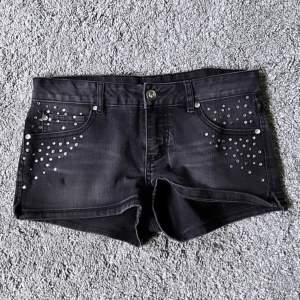svarta shorts med pärldetaljer, storlek 170 💕