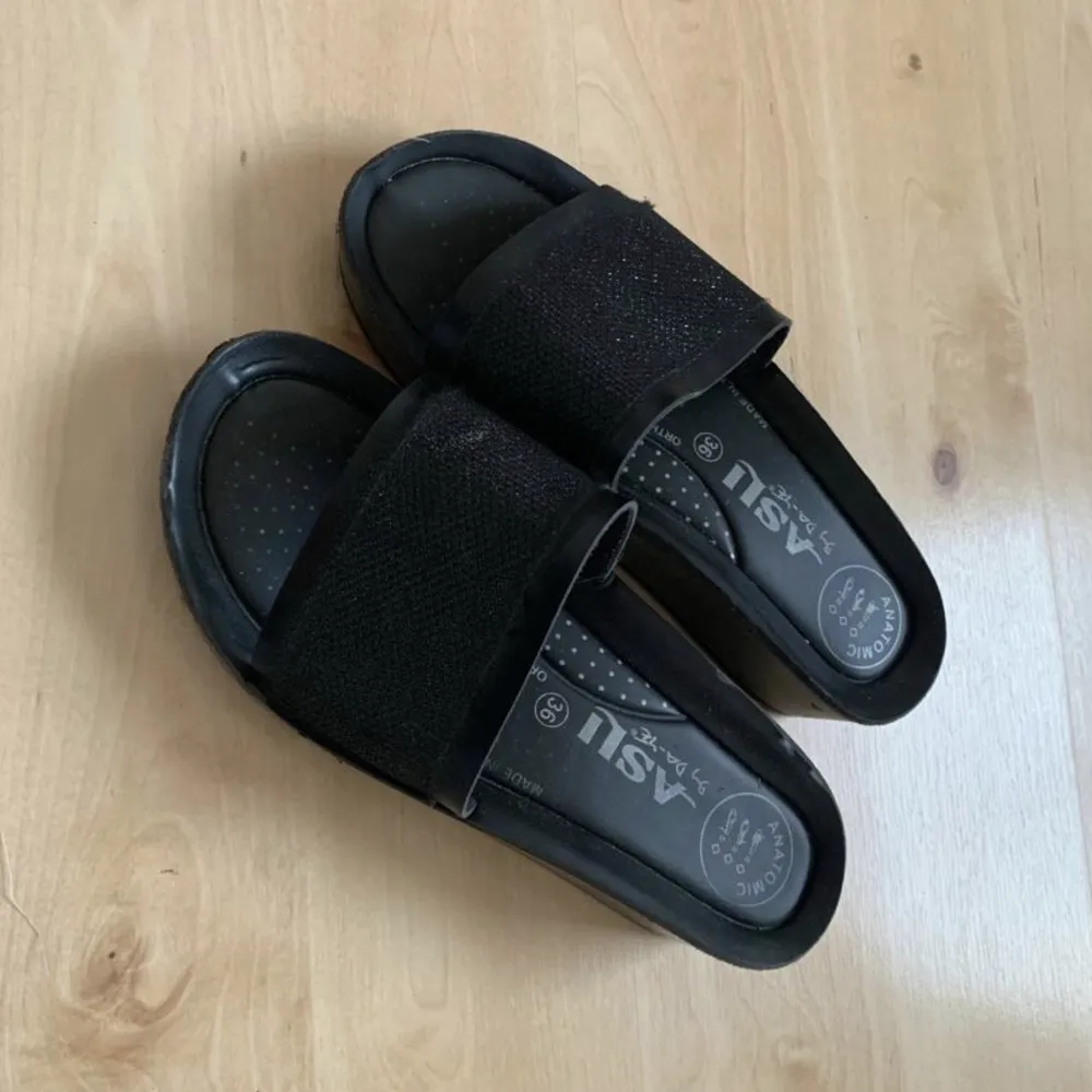 säljer dessa jättefina höga y2k sandaler som e perfekta för sommaren 💞 väldigt sparsamt använda då dom inte passade mig långt tid ☹️ storlek 36, använd gärna köp nu 💞 fri frakt den 28‼️‼️‼️. Skor.