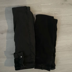 Fitjeans contour v2 - Fint skick. Storlek S på båda 500:- st eller båda för 800. Ett par mörkgrå och ett par svarta.