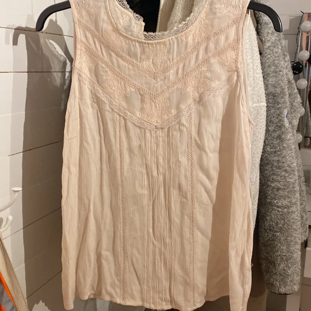 Jätte fin blus som är lite nude rosa färgad. Den är tyvärr förstor för mig helt ny och prislapp finns kvar. Nypris 349,95kr 💘. Blusar.