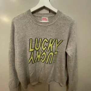 Kashmir tröja - Jätte skön och fin tjocktröja i 100% kashmir från From Future 🥰 Sparsamt använd, säljs inte längre men köpte i butiken i Saint Tropez för ca 2600kr ❤️ Den har samma modell som den andra tröjan!