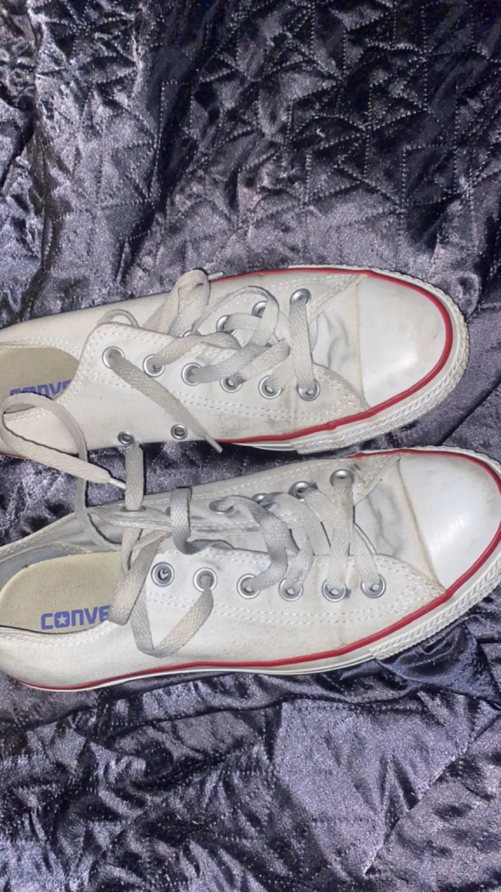 Ett par låga vita converse som är väl används men går att tvättas. Nytt pris 800kr, mitt pris 250kr.  . Skor.