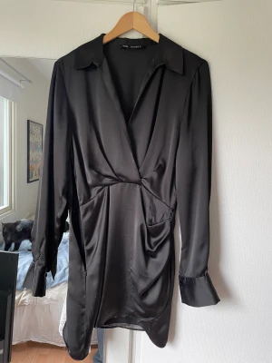 Zara satinklänning - Säljer denna fina satinklänning från zara. Använd en gång på en fest, perfekt för höst/ nyår🥰