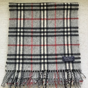 Burberry halsduk - Säljer nu en burberry halsduk i  skicket: 7,5/10 Nypris: 5800 Vårat pris: 1200 Självklart äkta! Halsduken har några små hål därav priset!