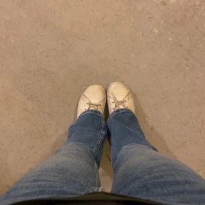 Lågmidjade flair byxor - Jättefina lågmidjade flair byxor! Gamla bilder på när jag hade på mig dem! Jag var 145 i den här bilderna några månader sen! nu passar dom inte längre och vill gärna sälja! Pris kan diskuteras 💕