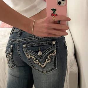 Köpare ångrade sig: MISS ME Lowwaist Bootcut Jeans KÖP direkt för 1000kr - Jeans ifrån märket MissMe. Byxorna är i bootcut modell med lowwaist. Midjan är storlek 26, vilket motsvarar S. Jag är 174cm och de är snäppet för korta på mig nu. Passar någon som är 171cm eller kortare 💌 Köparen ångrade sig. Köp direkt för 1000kr. Mått ⬇️