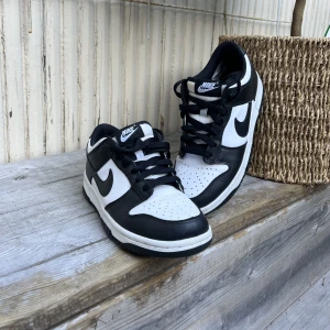 Nike dunk panda  - Nike dunk low panda, storlek 37,5. Använts några gånger.   Köpta för 1499 på jd sports 