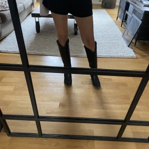 Cowboy boots  - Världens snyggaste och mest perfekt läder cowboy boots från märket ZOE💕 passar 36