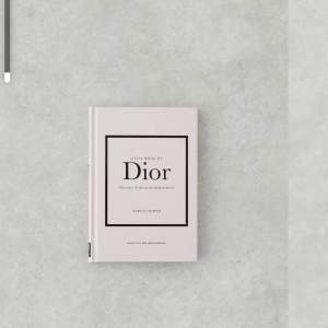 Jättefin liten Dior coffee table bok i ljusrosa! 🌸 (Mått: 13x18,5cm)