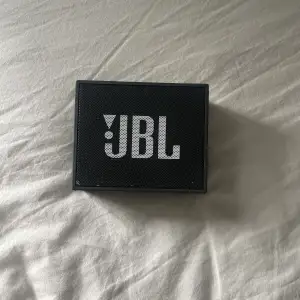 Jbl Go+ bluetooth högtalare. Fullt fungerande och laddaren ingår såklart. Denna används aldrig längre för har flera andra. Priset kan diskuteras