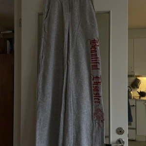 Berka Mjukisbyxor - Superfina mjukisbyxor med röd detaljering på sidan av benet 