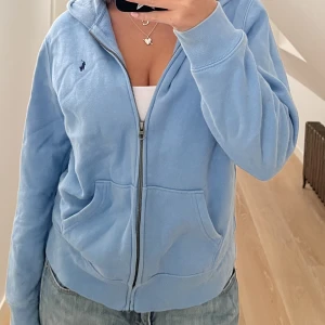 Ralph lauren hoodie  - ljusblå zip hoodie från Ralph lauren, ljusblå. Finns en pytteliten bleknings fläck på andra bilden, dock syns den inte när hoodien är på då luvan täcker! Största barnstorleken, passar mig som brukar ha S! Nypris är 1095. Skriv för fler bilder/frågor 💕