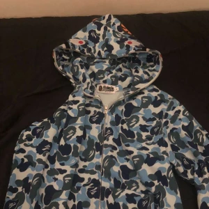 Bape hoodie - Säljer denna ljusblå bape hoodie då jag har bytt stil. Sitter bra och använd 2 ggr. Finns fler bilder om nån vill ha