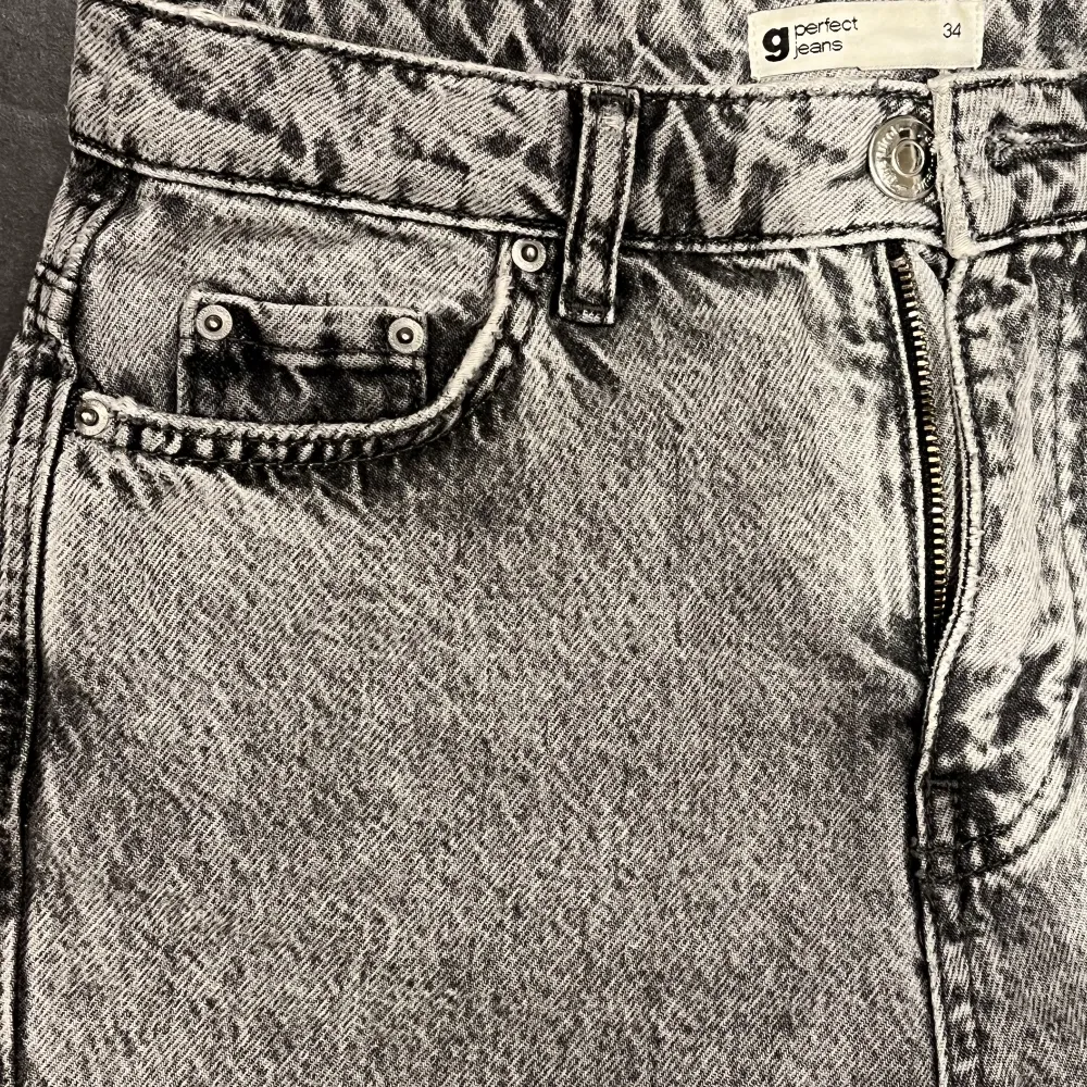 Snygga jeans från Gina tricot. Rak modell. Skön kvalitet. Tyvärr är de för små för mig🤍. Jeans & Byxor.