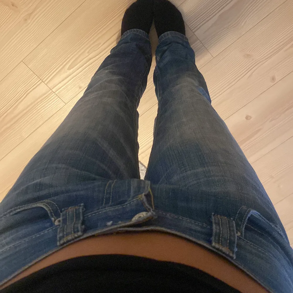 Jätte snygga low waist jeans som är i bra skick!! Jag är 160 cm lång och dom är perfekta i längden för mig! Det finns slitningar vid hälarna men det är inget allvarligt!💕✨🤍. Jeans & Byxor.