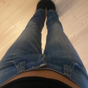 Low waist jeans💕 - Jätte snygga low waist jeans som är i bra skick!! Jag är 160 cm lång och dom är perfekta i längden för mig! Det finns slitningar vid hälarna men det är inget allvarligt!💕✨🤍