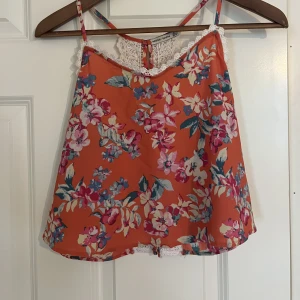 Blommig topp - Jättesöt blommig topp från Bershka. Knappt använd💕