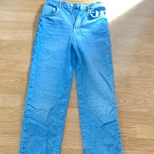 Säljer bik boks 90s straight jeans i nyskick. Använda 1 gång 