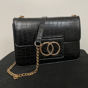 Väska  - Handväska som både går att ha med lång och kortare kedja. Inga tecken på användning.