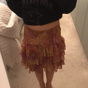 Zara kjol  - Jätte fin zara kjol i storlek S men säljer den för sparar pengar till annat den köptes för 350kr och säljer den för 200kr