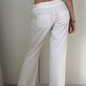 Linnebyxor  - Nya och oanvända linnebyxor i srorlek XS/S Jag är 155 cm lång och byxorna är lite långa på mig. Köpare står för frakten 