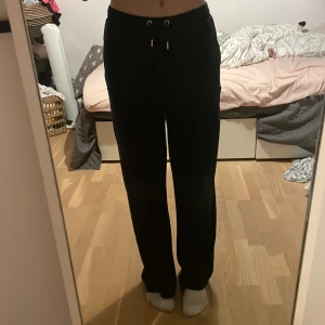 Juicy byxor - Ett par juicy byxor färg= mörk blå, dom är knappt använda i storlek xs!