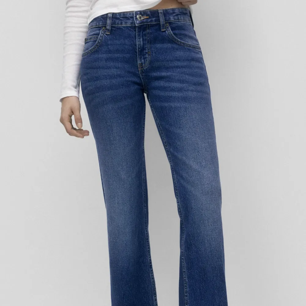 säljer mina mid raise jeans som är slut sålda från pull&bear!! endast använda 2ggr så i väldigt bra skick! säljer då det är fel storlek för mig. köptes för 399kr . Jeans & Byxor.