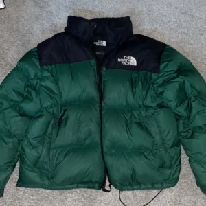 The north face jacka - En grön north face jacka, väldigt bra skick. Storlek XL, köparen står för frakt!