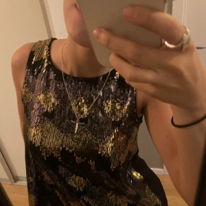 Fest topp - Säljer denna sjukt coola fest topp!! 