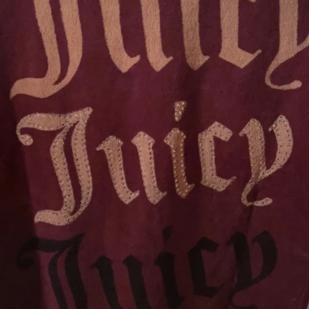 Juicy Couture huv tröja med tryck på ryggen.  Ordet juicy i mitten har strass stenar på (syns på bilden)  Storlek 33/S passar även XS. Några funderingar/frågor fråga på.. Hoodies.