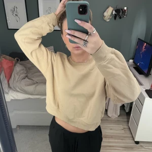 Sweatshirt  - Jätte skön beige sweatshirt som tyvärr aldrig kommer till användning..