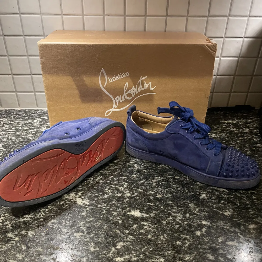 Säljer dessa christian louboutin skor. Cond 6/10. Några synliga flaws. Priset är diskutabelt tveka in att kontakta mig vid frågor och funderingar!. Skor.