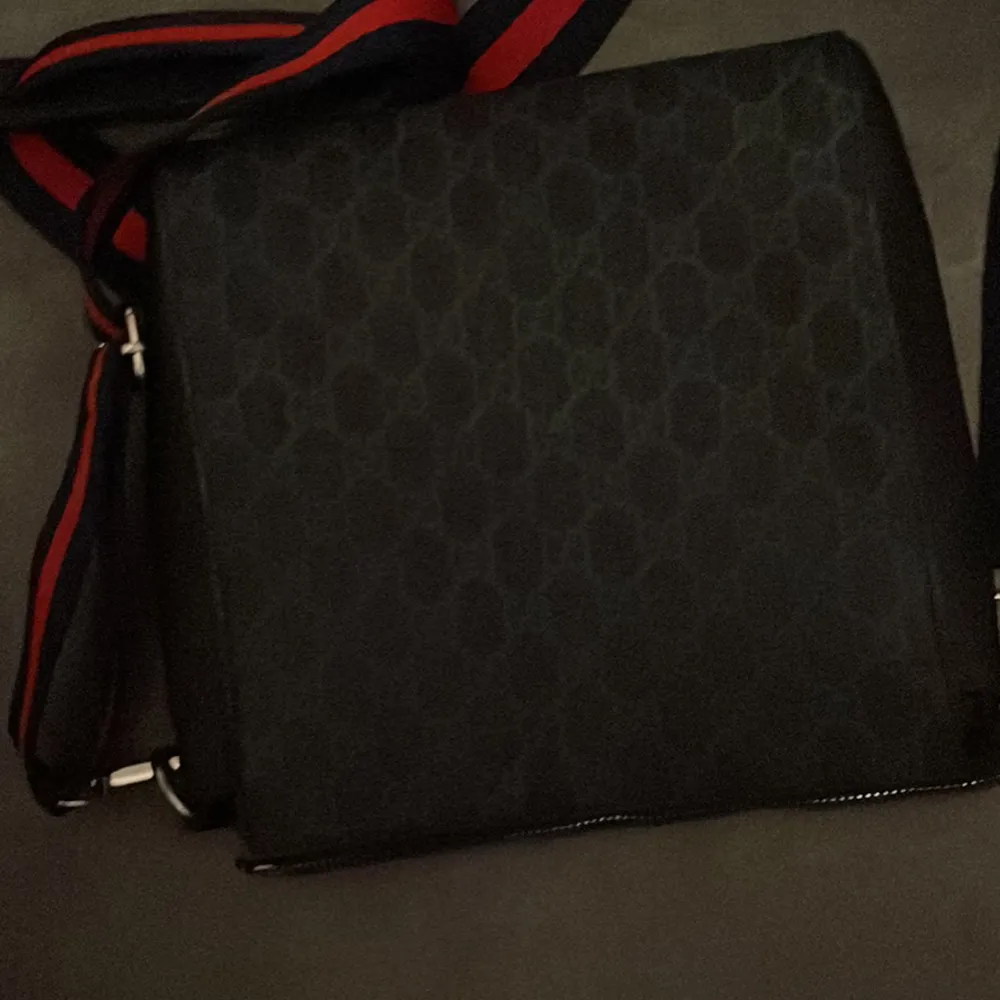 En Gucci väska 1:1 väldigt bra kvalite men lite förstörd i väskan men funkar väldigt bra. Väskor.