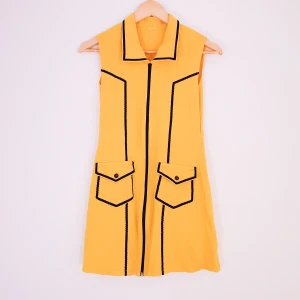 Klänning strl S - Cool klänning köpt på plick, vet inte vad det är för märke lappen är borta, stretchigt tyg. Midjemåttet är 70cm och vid höften är den ca 89cm. Den har fått en liten skråma, se sista bilden. 