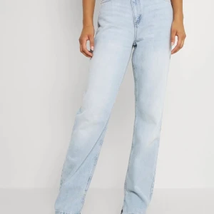 Weekday jeans - Ett par ljusblåa jeans frpn weekday med asymmetrisk midja. Jag skulle säga dessa sitter midwaist på mig och de är i storlek 26 passar xs/s. Jag är 169 cl lång