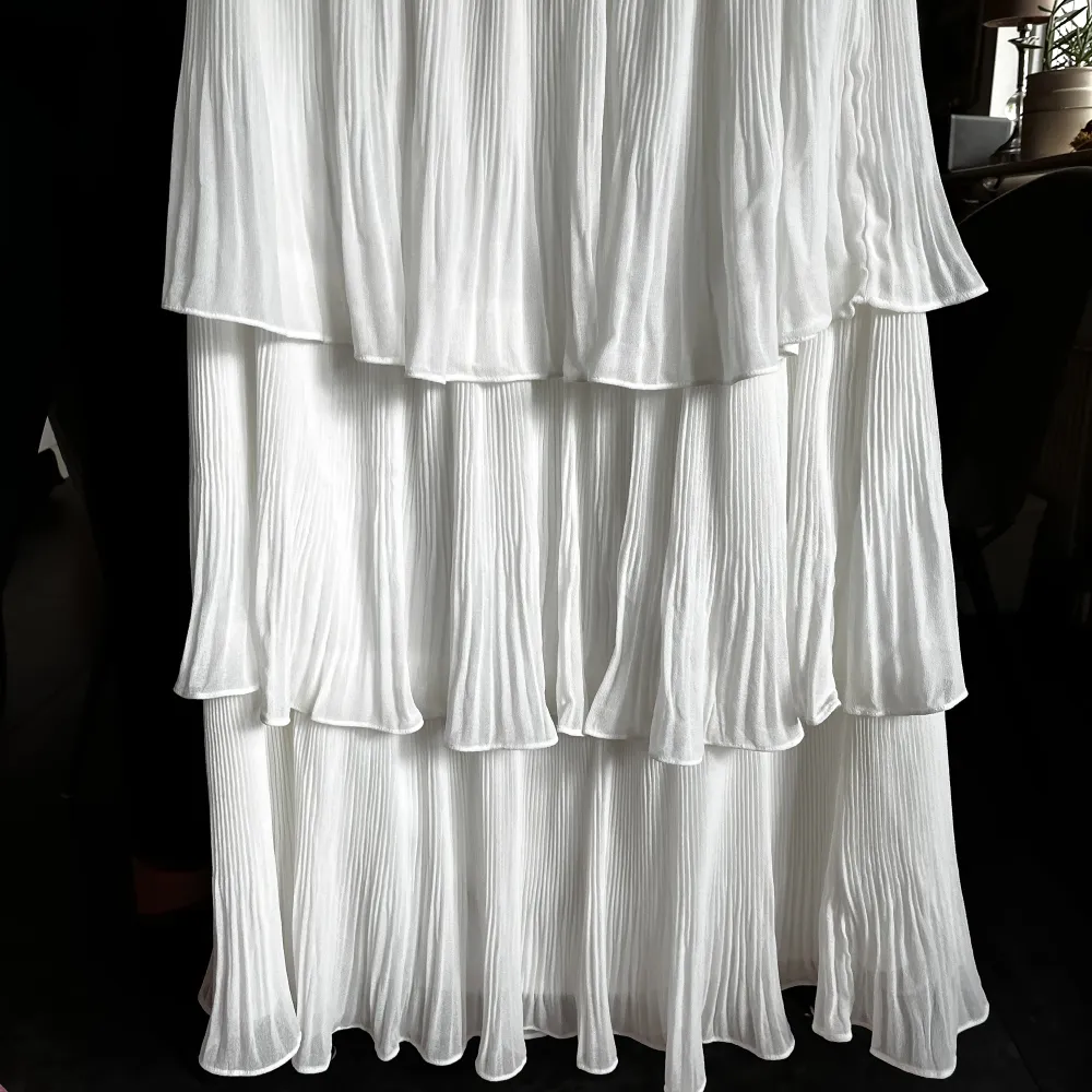 En fin vit kjol som ej har blivit använd endast en gång, fint skick. Kjolar.