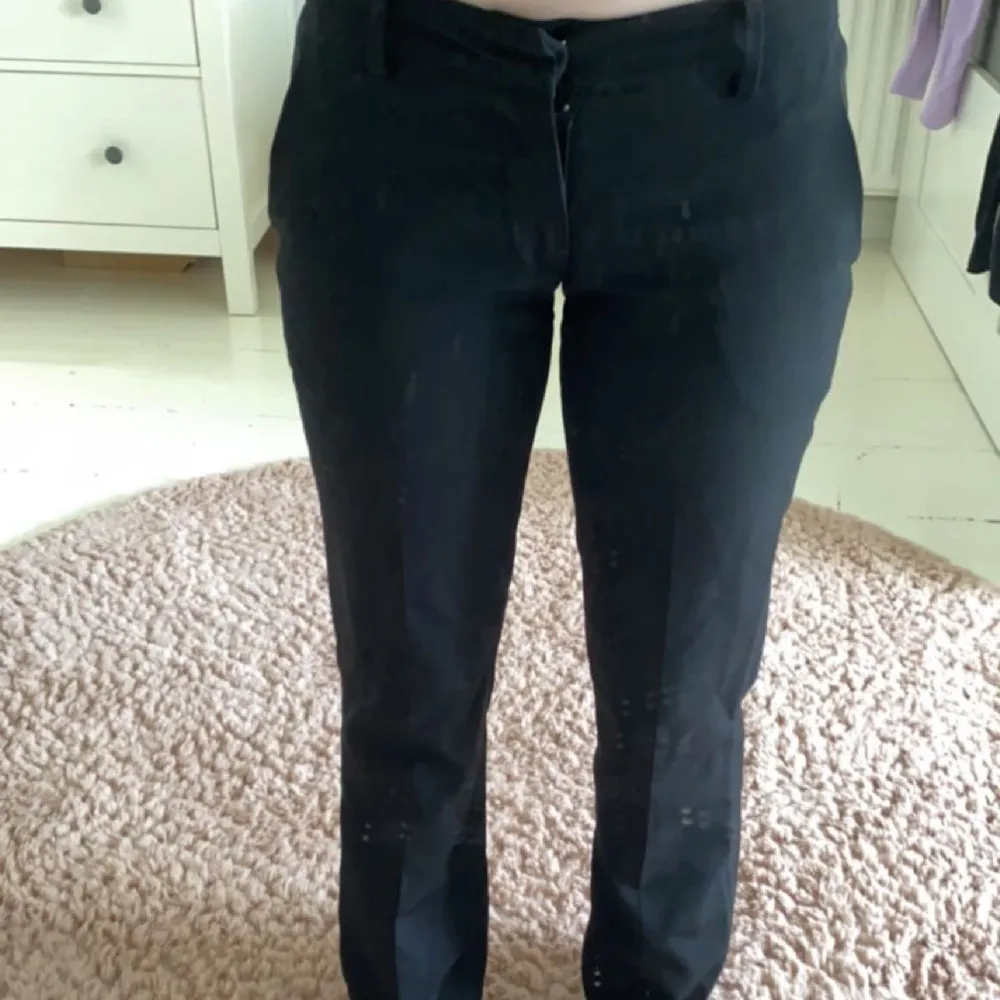 Säljer ett par kostymbyxor från Bikbok i modellen Vera. Använda några gånger, men otroligt bra skick. Jag är 158cm och dem är perfekt längd för mig. Säljs då jag inte tycker att dem inte är min stil längre. Köpta för 500kr mitt pris är 200kr +frakt.. Farkut & Housut.