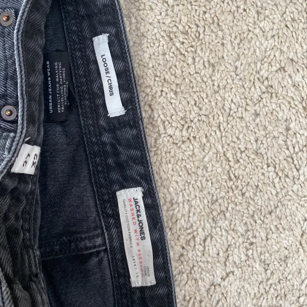 Ett år svarta Jack and Jones jeans loose. Storlek 27/32.  Nypris 600, mitt pris 350kr eftersom de är i topp skick . Jeans & Byxor.
